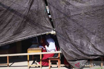 Sekolah masih rusak akibat gempa, siswa di Mamuju belajar di bawah tenda darurat