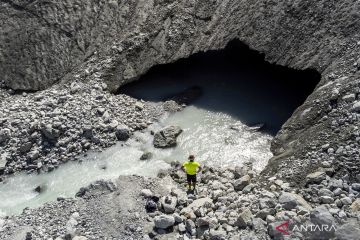 Lapisan es di Mont Mine Swiss mencair