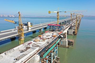 Peletakan rel jalur kereta cepat lintas laut pertama di China rampung
