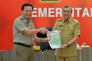 BPN menyerahkan 353 sertifikat aset milik pemerintah daerah se-Riau