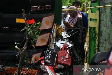Evakuasi kecelakaan truk kontainer di Bekasi