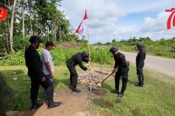 Brimob Polda Aceh bagikan bendera di desa terpencil