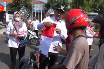 Bupati Ony turun ke jalan bagikan bendera merah putih gratis