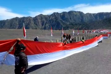 Bendera merah putih sepanjang 2.022 meter terbentang di Gunung Bromo