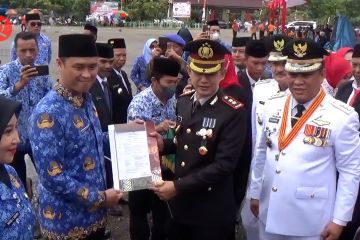 Bupati Konut serahkan SK CPNS-P3K saat upacara HUT Kemerdekaan