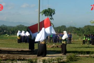 Dirgahayu RI, pemulung dan petani tembakau gelar upacara bendera