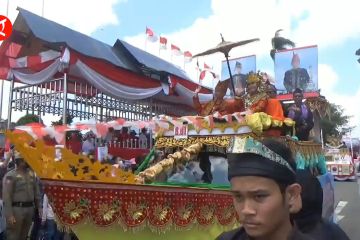 Kendaraan hias dan pakaian adat meriahkan Pawai Pembangunan HUT RI