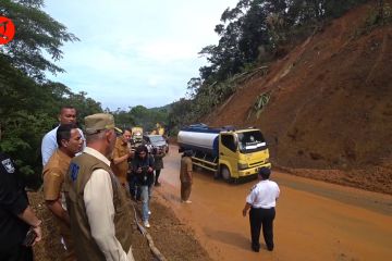 Mahyeldi minta jalan longsor di Sitinjau Laut segera diselesaikan