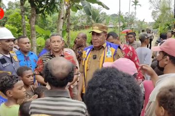 Paulus Waterpauw  imbau warga Sorong tak buang sampah ke sungai