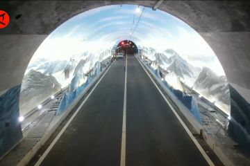 Pemandangan empat musim hiasi terowongan tol di Chongqing, China