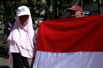 Pemkab Temanggung bagikan bendera merah putih untuk masyarakat kecil