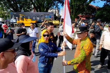 Pemkot Ternate bagikan 4.500 bendera kepada warga