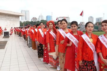 Perempuan Berkebaya pagari Kirab Bendera Pusaka