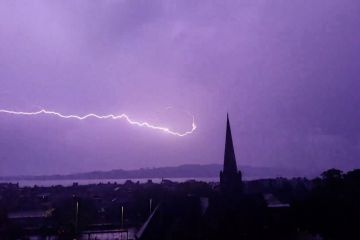 Pertunjukan kilat spektakuler di atas langit Skotlandia