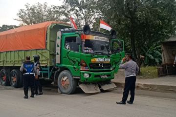 Petugas Dishub Kota Cilegon kandangkan sejumlah truk parkir liar