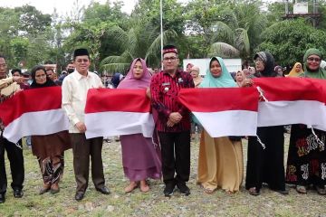 Pj Wali Kota Banda Aceh bagikan bendera merah putih kepada masyarakat