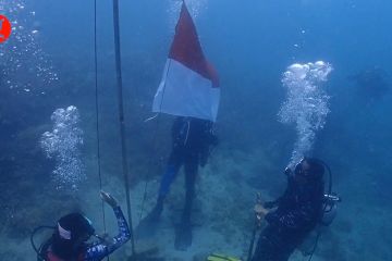 POSSI Banten kibarkan bendera di bawah laut