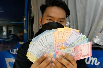 Ratusan warga Cirebon rela antre demi tukar uang baru