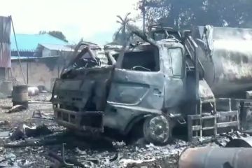 Gudang penyimpanan minyak ilegal di Jambi terbakar