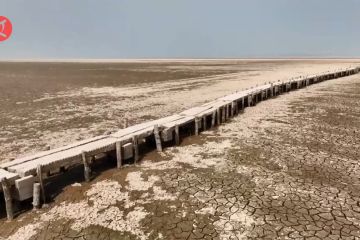 Jembatan masa lalu muncul dari danau yang mengering di China