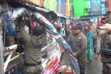 Pembongkaran lapak di Pasar Mardika Ambon berlangsung tanpa protes