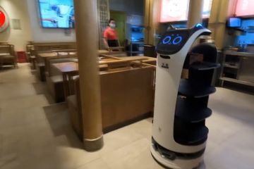 Restoran China suguhkan pengalaman santap dilayani robot