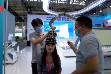 Beragam teknologi perawatan kesehatan baru dipamerkan di Wuhan