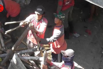 Hunian liar kolong jembatan Kanal Banjir Barat Semarang dibongkar