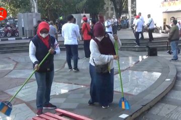 Sambut HUT kemerdekaan, ratusan warga Bandung bersihkan wajah kota