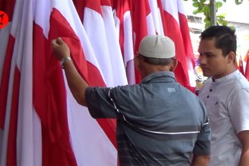 Pedagang bendera musiman di Aceh raup untung jelang HUT ke-77 RI