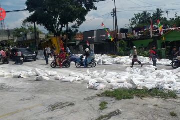 Truk pengangkut terigu terguling di Cianjur, 5 orang meninggal dunia