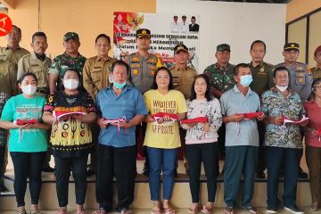 Suasana pembagian bendera merah putih gratis di Desa Dwi Makmur