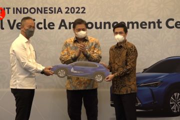 Menko Airlangga terima 143 mobil listrik dari Toyota untuk KTT G20