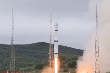 China luncurkan 16 satelit dalam satu roket