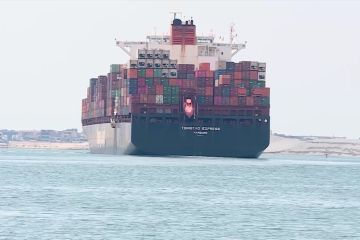 Terusan Suez catatkan rekor tertinggi pendapatan bulanan