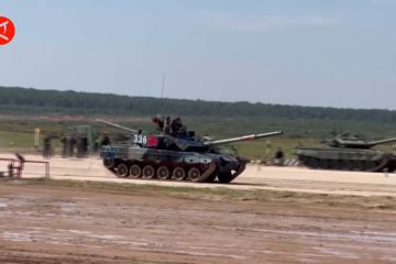 Tim Tiongkok melakukan debut di Tank Biathlon 2022