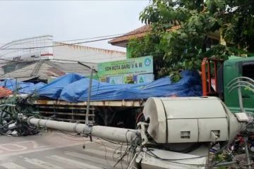 Truk kecelakaan maut di Bekasi dievakuasi petugas