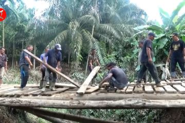Warga Aceh Utara bangun jembatan darurat cegah desa terisolasi