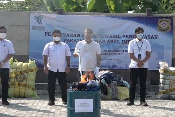 Mendag musnahkan baju bekas impor ilegal senilai Rp9 miliar