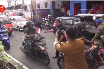 Pemkot Ambon bagikan bendera merah putih kepada pengendara