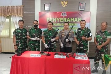 Masyarakat Papua serahkan 14 senjata dan amunisi kepada Danrem Biak