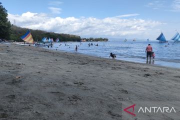 Menikmati wisata Pantai Pasir Putih Situbondo