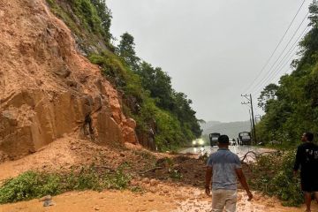 Banjir dan longsor di Aceh Jaya, pengguna jalan diminta hati-hati