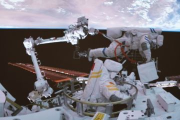 Astronaut Shenzhou-14 China lakukan aktivitas di luar wahana antariksa