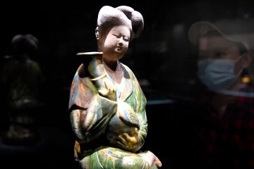Zhengzhou gelar pameran tembikar glasir tiga warna era Dinasti Tang