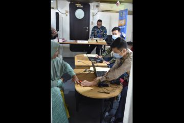 Imigrasi Tanjung Priok layani puluhan warga buat paspor di atas kapal