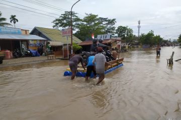 Korban banjir Bengkulu sediakan rakit ojek bantu pengendara melintas