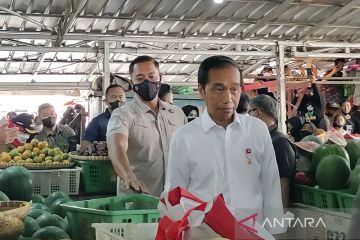 Presiden bagikan bantuan ke pedagang Pasar Pasir Gintung Lampung