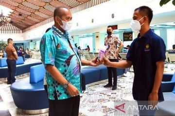Hari HPN, Bandara Adi Soemarmo bagi-bagi syal batik kepada penumpang