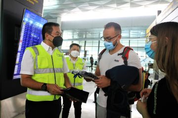 Direksi AP II layani penumpang pesawat di Bandara Soekarno-Hatta
